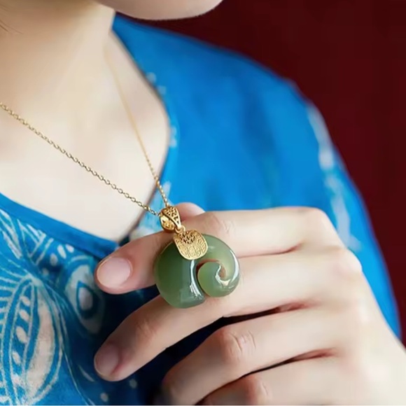 Elegant Gold and Green Pendant Necklace - Picture 4 of 5